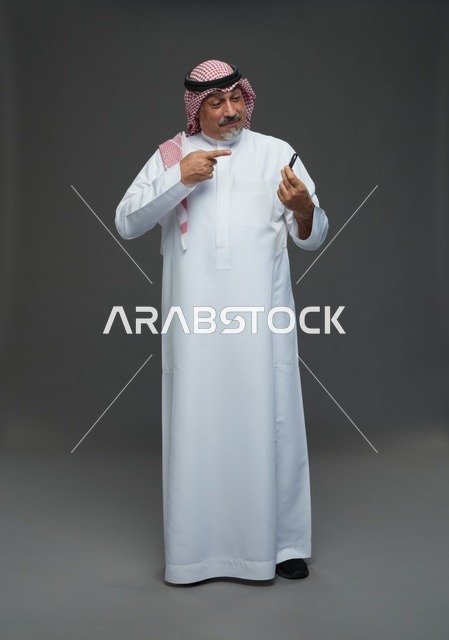 رجل سعودي بالثوب التقليدي يحمل مفتاح سيارة