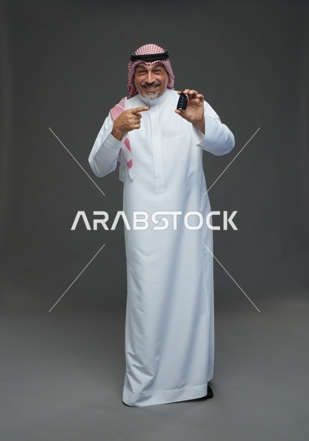 رجل سعودي السعودية يحمل مفتاح سيارة تصوير استوديو