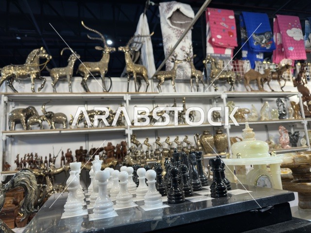شطرنج وتماثيل ذهبية في معرض هلا فبراير بالظهران