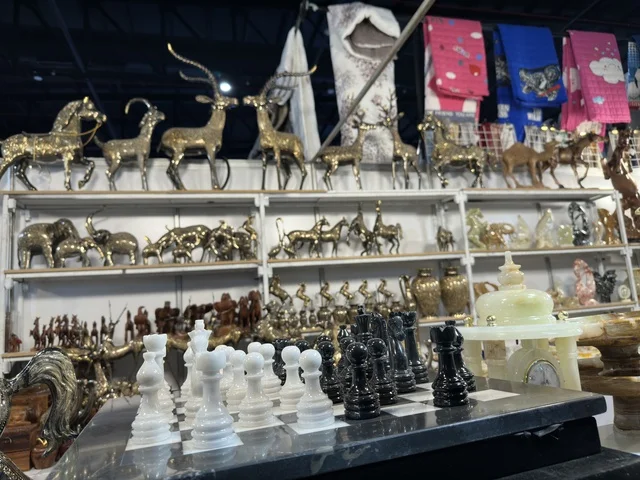 شطرنج وتماثيل ذهبية في معرض هلا فبراير بالظهران