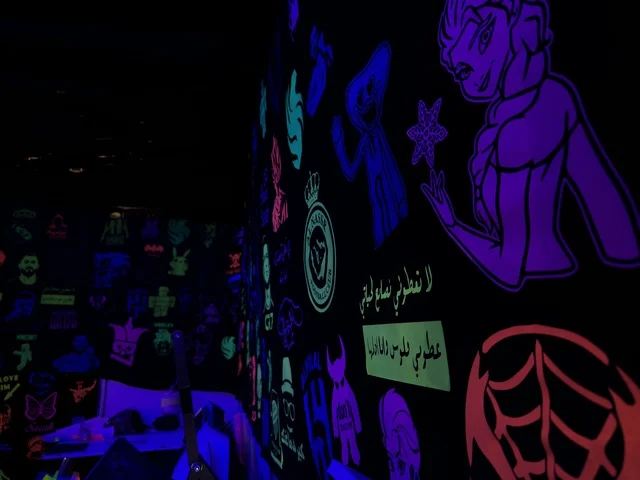 رسومات فسفورية في معرض هلا فبراير إكسبو الظهران