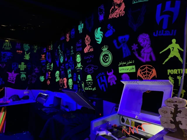 ملصقات نيون في معرض هلا فبراير إكسبو الظهران