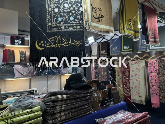 منسوجات بالخط العربي في معرض هلا فبراير إكسبو الظهران