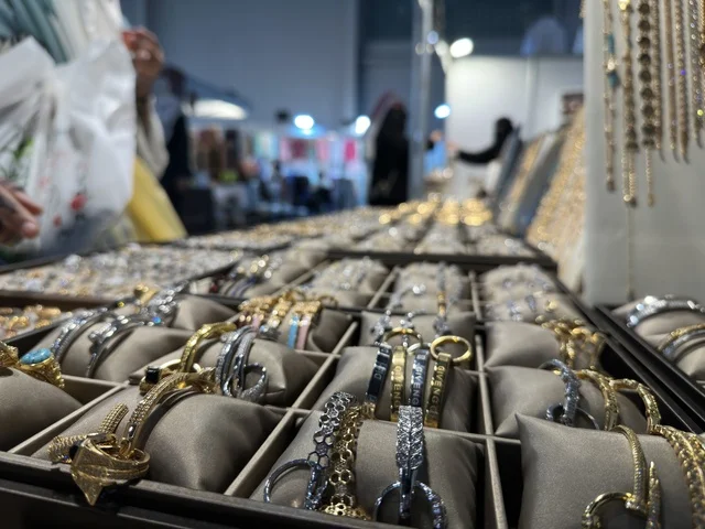 أساور مجوهرات في معرض هلا فبراير إكسبو الظهران