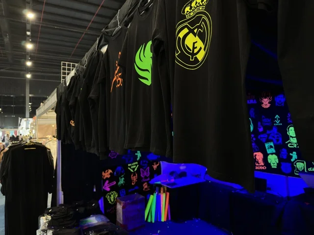 قمصان نيون في معرض هلا فبراير إكسبو الظهران