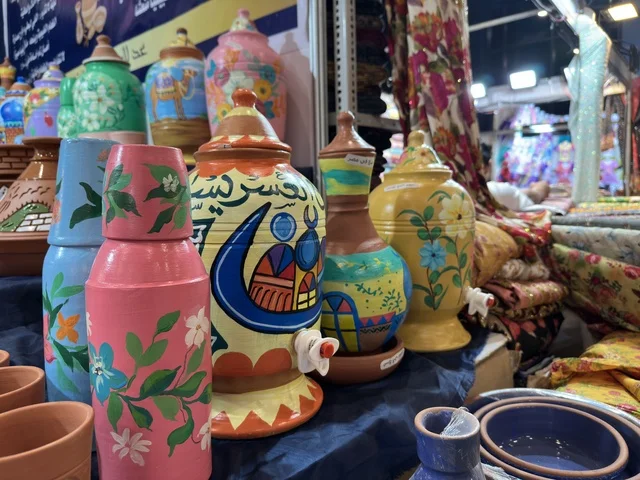 فخار تقليدي ملون في معرض هلا فبراير بالظهران