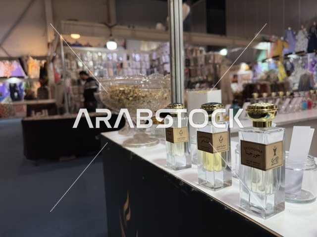 عرض زجاجات العطور في معرض هلا فبراير إكسبو الظهران