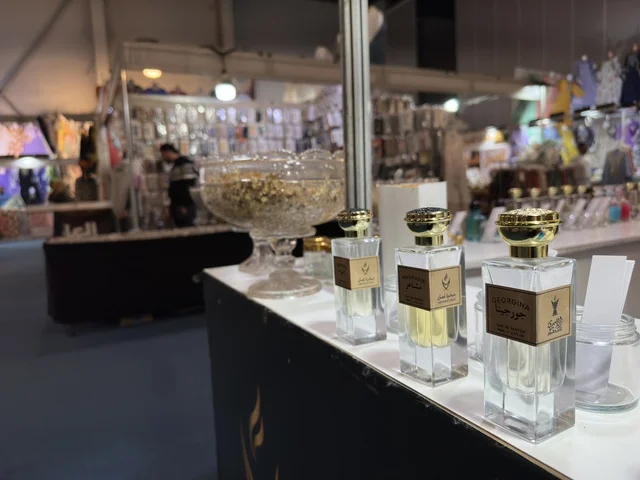 عرض زجاجات العطور في معرض هلا فبراير إكسبو الظهران