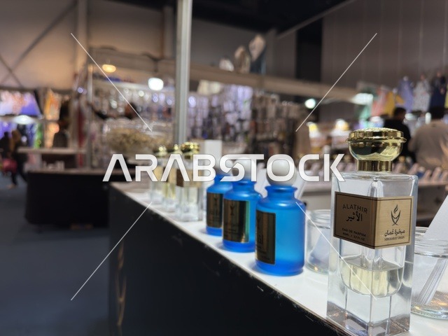 زجاجات عطور في معرض هلا فبراير إكسبو الظهران