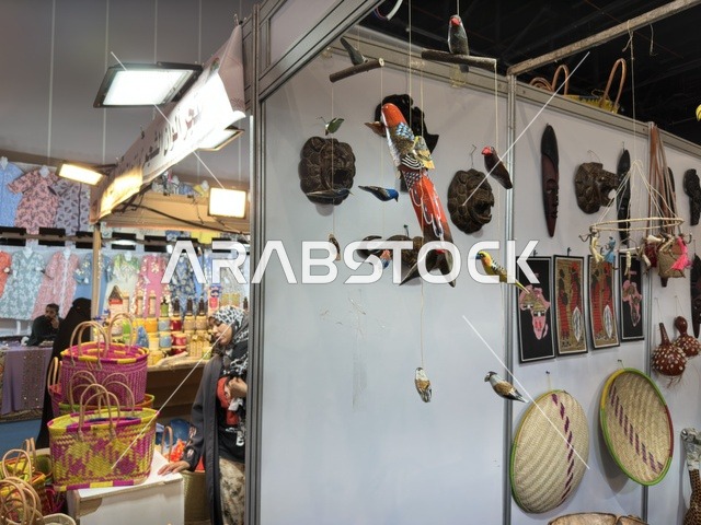 الحرف اليدوية التقليدية في معرض هلا فبراير بالظهران