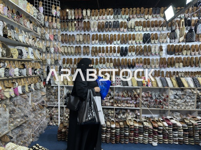 امرأة سعودية تتسوق في معرض هلا فبراير اكسبو الظهران