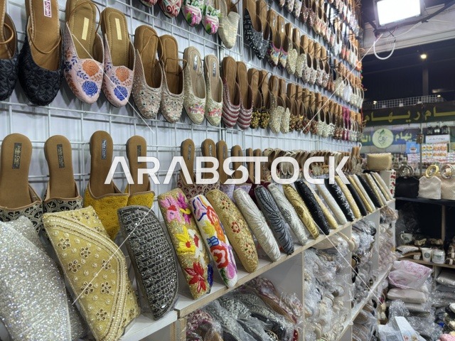 أحذية وحقائب تقليدية في معرض إكسبو الظهران