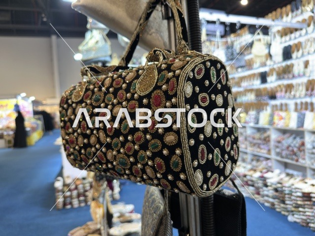 حقيبة يد مطرزة في معرض هلا فبراير إكسبو الظهران