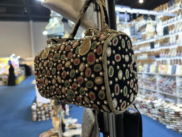 حقيبة يد مطرزة في معرض هلا فبراير إكسبو الظهران