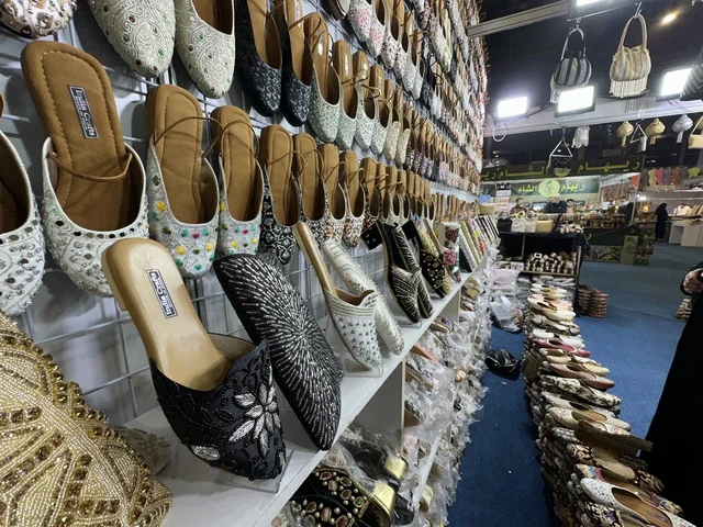 أحذية نسائية تقليدية في معرض هلا فبراير إكسبو الظهران