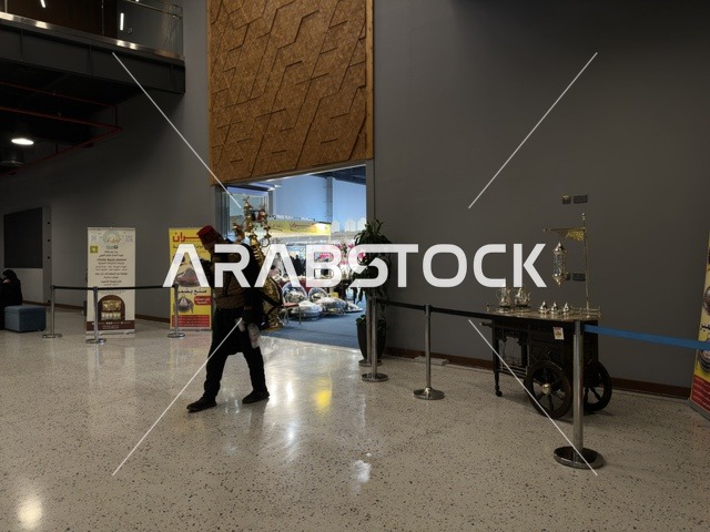 رجل يسير في معرض هلا فبراير إكسبو الظهران