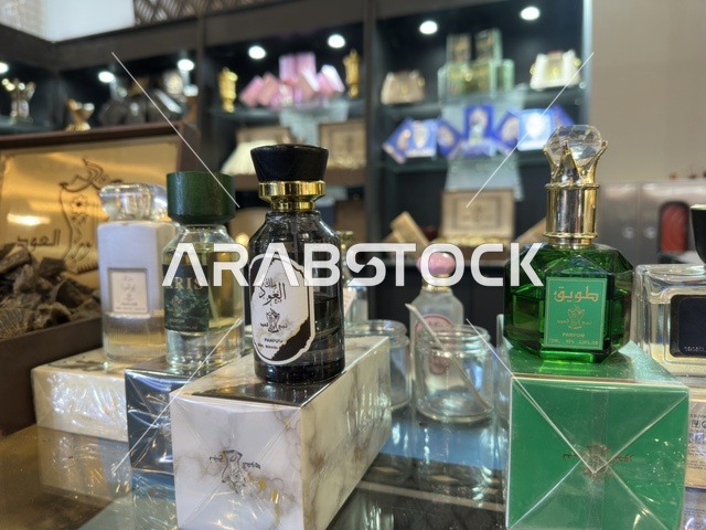 زجاجات عطور عربية في معرض هلا فبراير بالظهران إكسبو