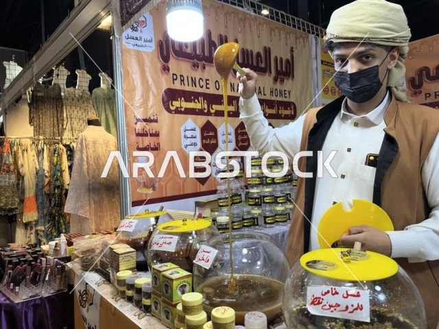 رجل سعودي يصب العسل في معرض الظهران إكسبو