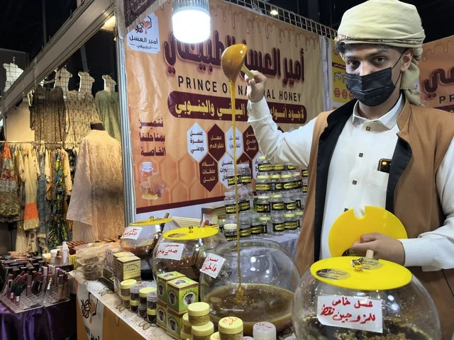 رجل سعودي يصب العسل في معرض الظهران إكسبو