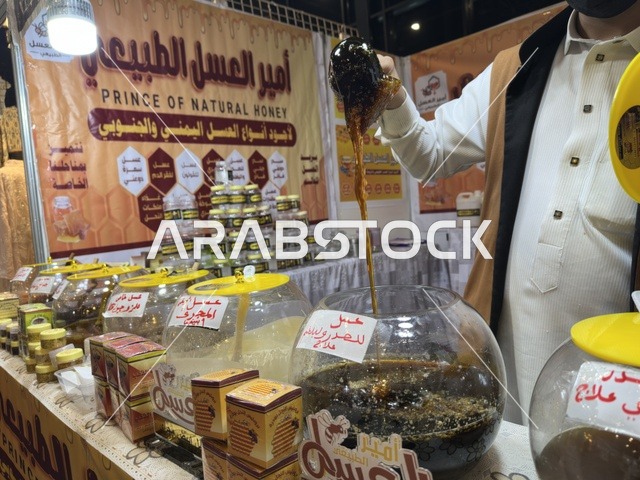 بائع عسل في معرض هلا فبراير إكسبو الظهران