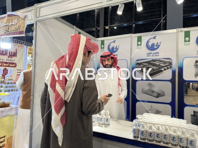 رجال سعوديون في معرض هلا فبراير إكسبو الظهران
