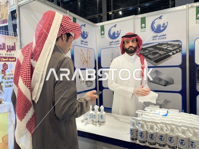رجال سعوديون في معرض هلا فبراير إكسبو الظهران