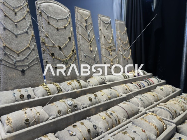 عرض مجوهرات في معرض هلا فبراير بإكسبو الظهران