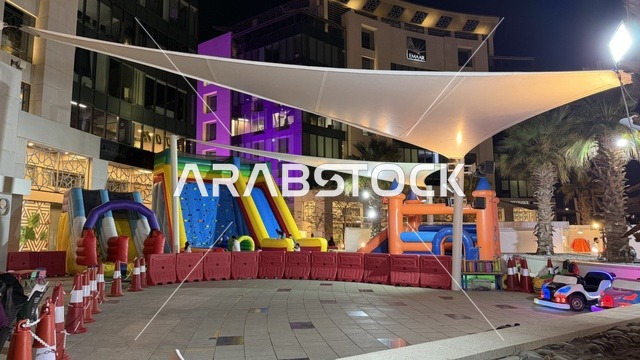 فعالية ليالي إعمار جدة منطقة ألعاب أطفال ليلاً