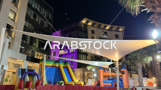 منطقة ألعاب أطفال في فعالية ليالي إعمار بجدة ليلاً
