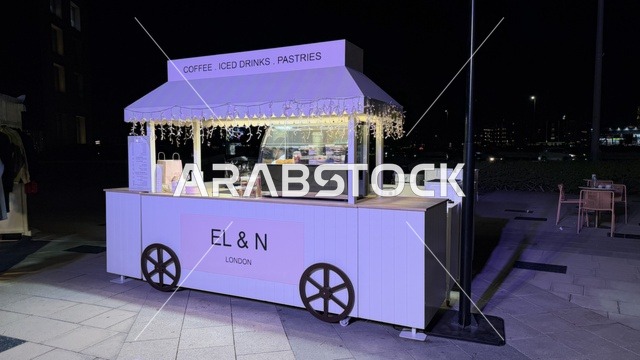عربة قهوة متنقلة في فعالية ليالي إعمار بجدة