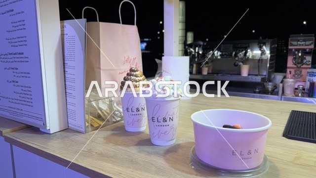 أكواب قهوة وردية في فعالية ليالي إعمار بجدة