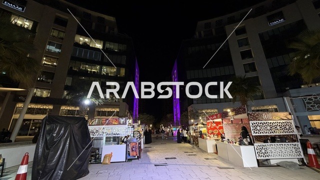 فعالية ليالي إعمار بجدة مشهد ليلي مع أكشاك الطعام