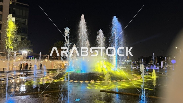 نوافير مياه ملونة ومضيئة في فعالية ليالي إعمار بمدينة جدة
