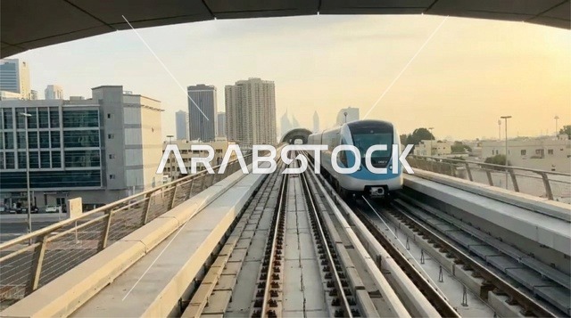 مترو دبي وأفق المدينة العمراني الحديث