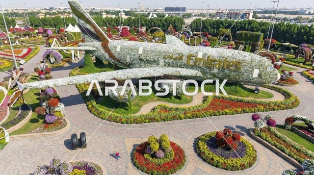مجسم طائرة طيران الإمارات في حديقة دبي ميرآكل جاردن