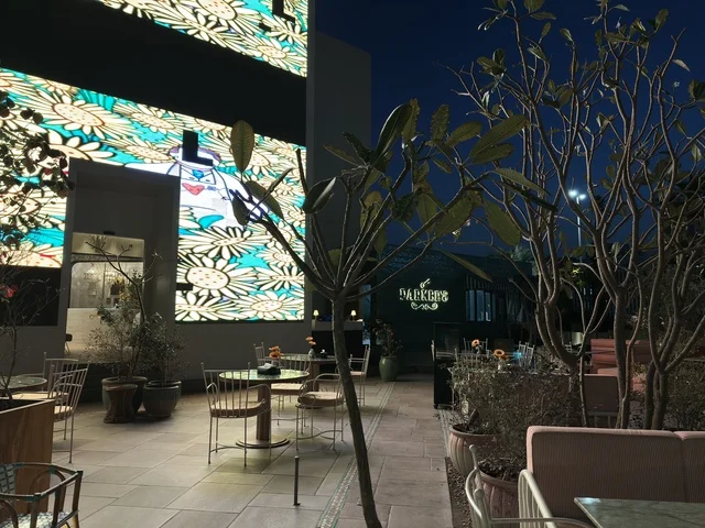 جلسات مطعم خارجية مع شاشات رقمية مضيئة ليلاً