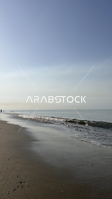 شاطئ رملي مع أمواج المحيط الهادئة