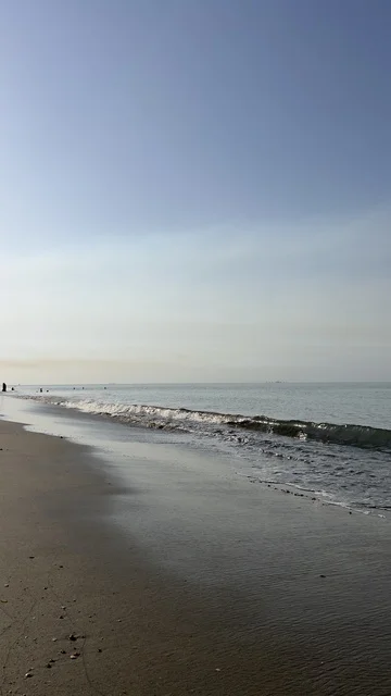 شاطئ رملي مع أمواج المحيط الهادئة