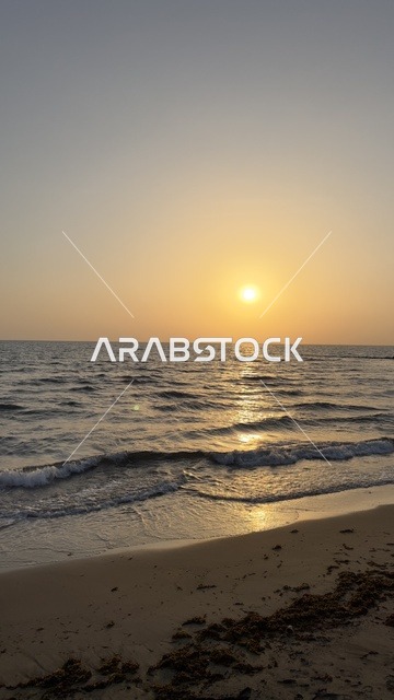 غروب الشمس فوق شاطئ البحر وقت المساء