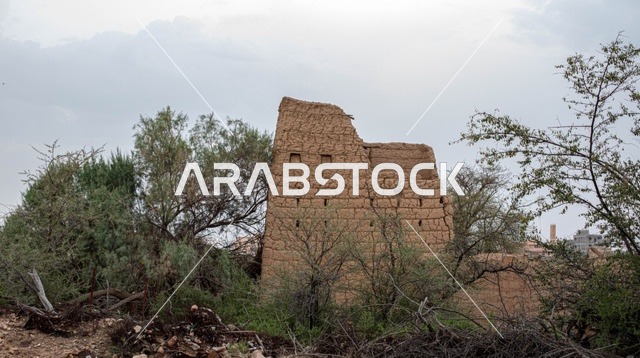 برج طيني قديم في موقع تراثي سعودي