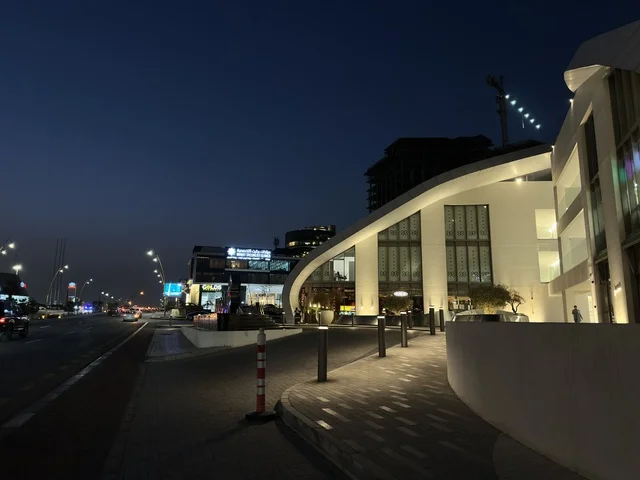 مبنى أبيض حديث في شارع بالمدينة ليلاً