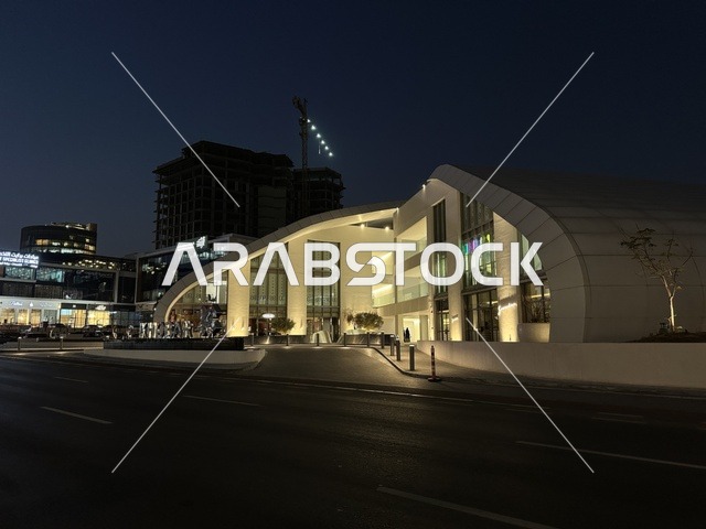 عمارة مبنى حديث بواجهة منحنية في ليل مدينة الرياض