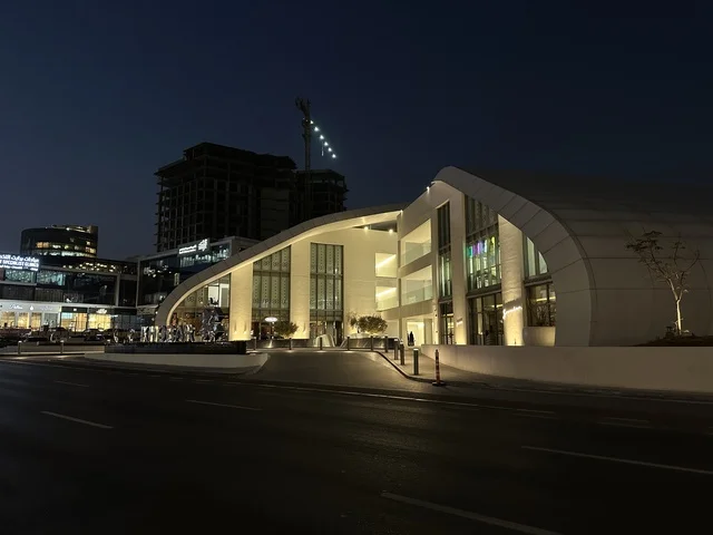 عمارة مبنى حديث بواجهة منحنية في ليل مدينة الرياض