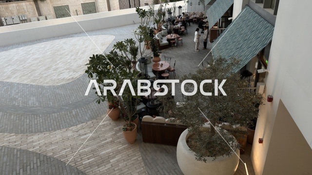 شرفة مقهى راقي في معلم مدينة الخبر بالمملكة العربية السعودية