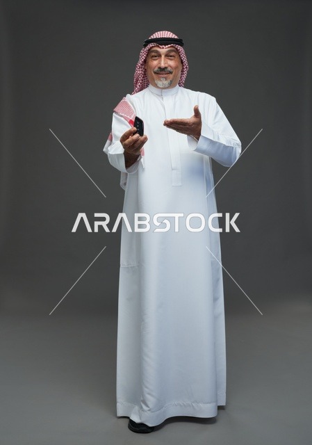 رجل سعودي بالثوب التقليدي يحمل مفتاح سيارة