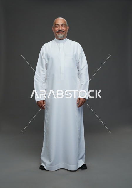 رجل عربي مبتسم بالثوب الأبيض في الاستوديو