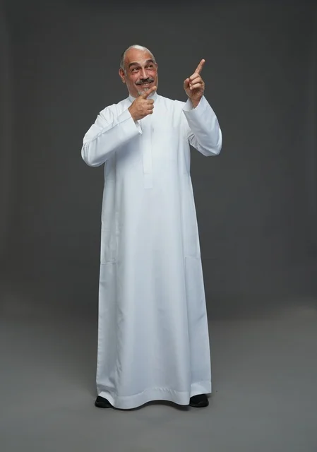 رجل سعودي مسن بالثوب الأبيض يشير للأعلى