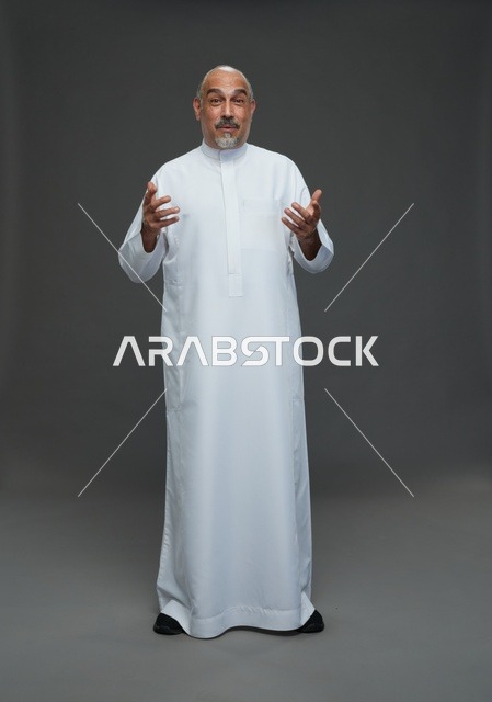 رجل عربي مسن بالثوب الأبيض مع إيماءات