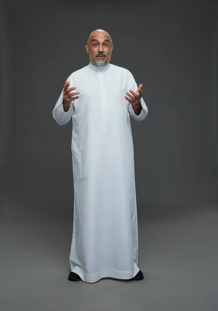 رجل عربي مسن بالثوب الأبيض مع إيماءات