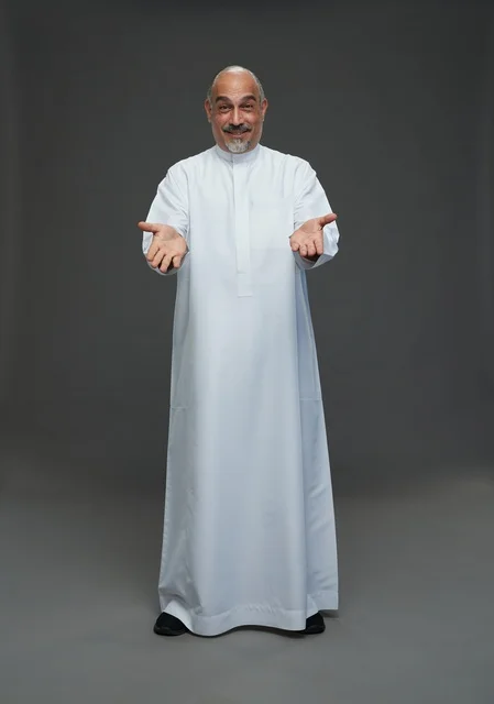 رجل سعودي بملابس تقليدية وحركة ترحيبية
